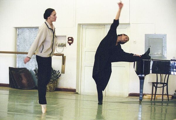 Solistes de premier plan du Théâtre Bolchoï Nadejda Gracheva et Sergueï Filine lors d'une répétition du nouveau ballet « Léa ». - Sputnik Afrique