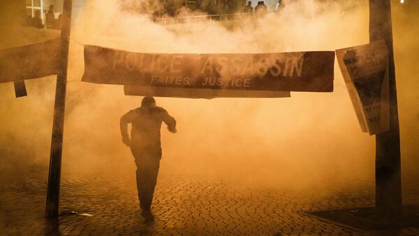 Применение слезоточивого газа во время акции протеста против убийства полицейскими китайца в Париже - Sputnik Afrique