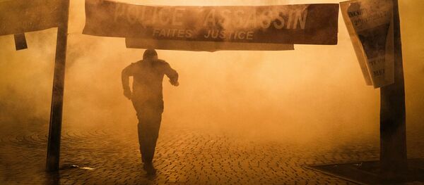 Применение слезоточивого газа во время акции протеста против убийства полицейскими китайца в Париже - Sputnik Afrique
