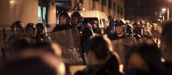 Сотрудники ОМОНа во время акции протеста против убийства французскими полицейскими китайца в Париже - Sputnik Afrique