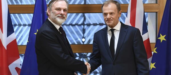 Le représentant permanent britannique auprès de l'Union européenne, Tim Barrow, remet la lettre du Brexit signée par la Première ministre britannique Theresa May au président du Conseil de l'UE, Donald Tusk, à Bruxelles, Belgique le 29 mars 2017 - Sputnik Afrique