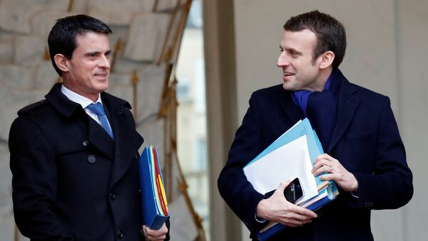 French Prime Minister Manuel Valls (L) and Economy Minister Emmanuel Macron (R) leave the Elysee palace in Paris, France, following the weekly cabinet meeting, March 9, 2016. - Sputnik Afrique