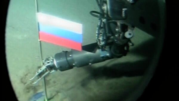 Un opérateur de mini-sous-marin russe plante une capsule de titane avec le drapeau russe pendant une plongée record dans l'océan Arctique sous la glace au pôle Nord - Sputnik Afrique