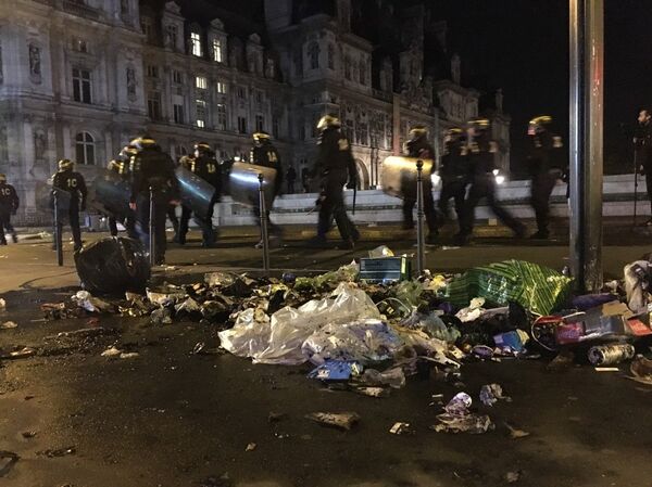 Rue saccagée dans la manifestation de mercredi à Paris - Sputnik Afrique
