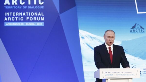 Le président russe Vladimir Poutine prononce un discours lors d'une session du Forum arctique international à Arkhangelsk, en Russie, le 30 mars 2017. - Sputnik Afrique