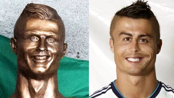 La statue de Ronaldo et un photomontage - Sputnik Afrique