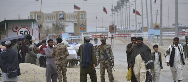 Pakistani paramilitary soldiers stand guard while people wait for opening border crossing, in Chaman, Pakistan, Monday, March 20, 2017. Pakistani paramilitary soldiers stand guard while people wait for opening border crossing, in Chaman, Pakistan, Monday, March 20, 2017. - Sputnik Afrique