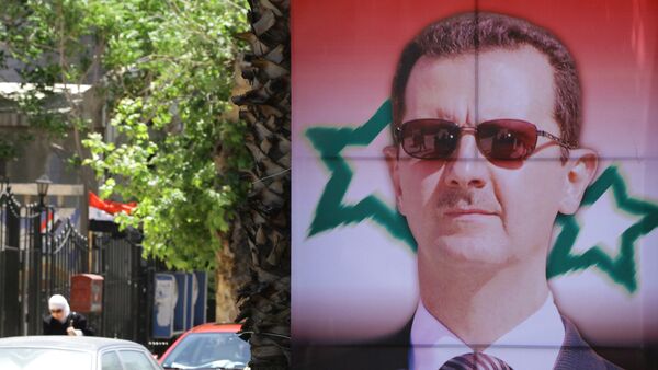 Poster bearing a portrait of President Bashar al-Assad - Sputnik Afrique