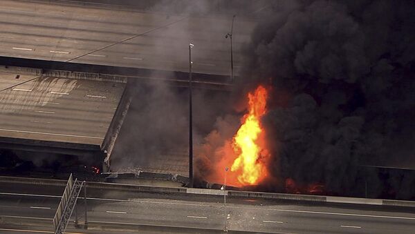 In this aerial image made from a video provided by WSB-TV, a large fire that caused an overpass on Interstate 85 to collapse burns in Atlanta, Thursday, March 30, 2017. Witnesses say troopers were telling cars to turn around on the bridge because they were concerned about its integrity. Minutes later, the bridge collapsed. (WSB-TV via AP) MANDATORY CREDIT, ATLANTA TV OUT - Sputnik Afrique