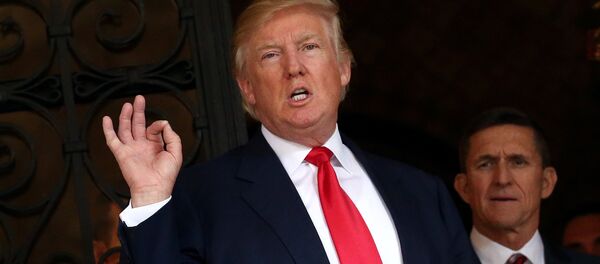 U.S. President-elect Donald Trump talks to members of the media as retired U.S. Army Lieutenant General Michael Flynn stands next to him at Mar-a-Lago estate in Palm Beach, Florida, U.S., December 21, 2016 - Sputnik Afrique