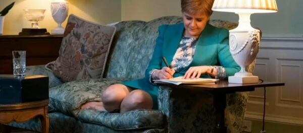 Nicola Sturgeon écrivant la lettre à Theresa May - Sputnik Afrique