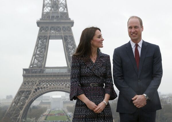 Le prince William, duc de Cambridge (à droite), et son épouse Kate, duchesse de Cambridge (à gauche), posent devant la Tour Eiffel le 18 mars 2017. - Sputnik Afrique