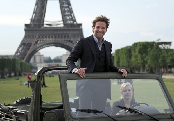 L’acteur américain Bradley Cooper pose dans une voiture devant la Tour Eiffel le 14 juin 2010 pour une séance photo à l’occasion de la sortie du film L'Agence tous risques dans les salles françaises. - Sputnik Afrique