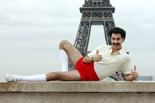 Le comédien britannique Sacha Baron Cohen pose devant la Tour Eiffel le 9 octobre 2006. - Sputnik Afrique
