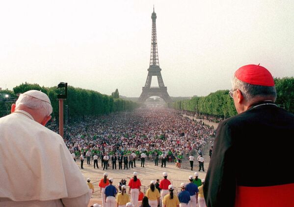 Le Pape Jean-Paul II (à gauche) et le cardinal français Jean-Marie Lustiger prient devant 400 000 personnes réunies sur le Champ de Mars à Paris dans le cadre des Journées mondiales de la jeunesse le 21 août 1997. - Sputnik Afrique