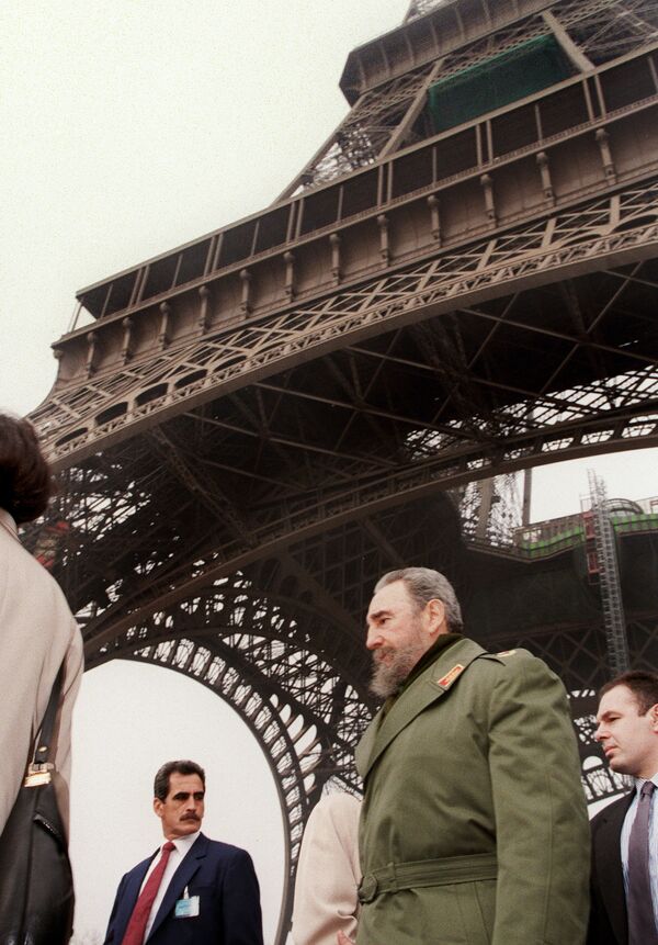 Le Président cubain Fidel Castro (deuxième à droite) marche sous la Tour Eiffel le 14 mars 1995 durant sa visite à Paris. Castro a alors passé quatre jours en France. C’était sa première visite depuis 36 ans. - Sputnik Afrique