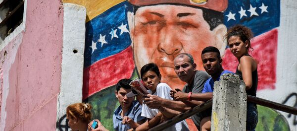 Граффити с изображением бывшего президента Венесуэла Уго Чавеса в Каракасе - Sputnik Afrique