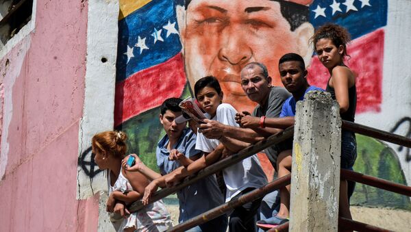Граффити с изображением бывшего президента Венесуэла Уго Чавеса в Каракасе - Sputnik Afrique