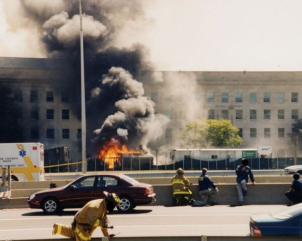 9/11, 2001. Thick plumes of smoke choke the sky above the burning Pentagon. - Sputnik Afrique