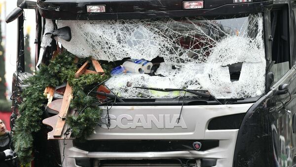 Разбитое лобовое стекло грузовика, совершившего наезд на Рождественский рынок в Берлине - Sputnik Afrique