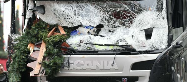 Разбитое лобовое стекло грузовика, совершившего наезд на Рождественский рынок в Берлине - Sputnik Afrique