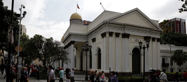 People walk past the National Assembly building in Caracas, Venezuela People walk past the National Assembly building in Caracas, Venezuela - Sputnik Afrique