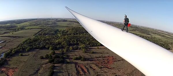 Ces casse-cou qui s'envolent des éoliennes! - Sputnik Afrique