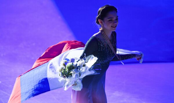 Evgenia Medvedeva lors de la cérémonie de remise de médailles Evgenia Medvedeva lors de la cérémonie de remise de médailles - Sputnik Afrique