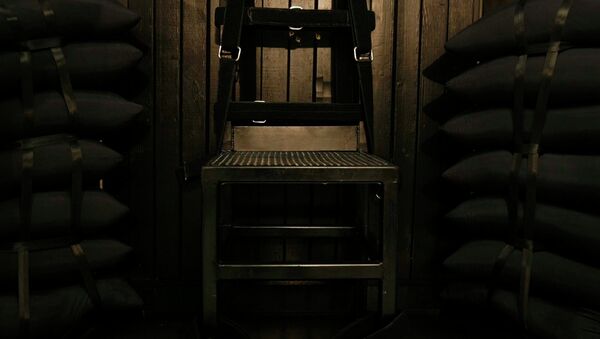 Les trous de balle  dans le panneau de bois derrière la chaise dans la chambre d'exécution de la prison de l'État de l'Utah après que Ronnie Lee Gardner a été exécutée par un peloton de tir - Sputnik Afrique