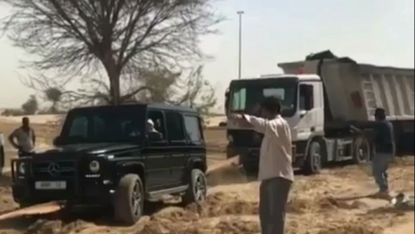 le prince héritier de Dubaï remorque un «camion» d’un piège de sable - Sputnik Afrique