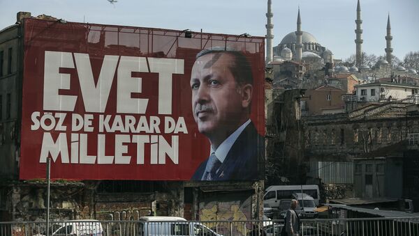 A poster of Turkey's President Recep Tayyip Erdogan for the upcoming referendum is seen backdropped by the Suleymaniye Mosque in Istanbul, Friday, March 24, 2017 - Sputnik Afrique