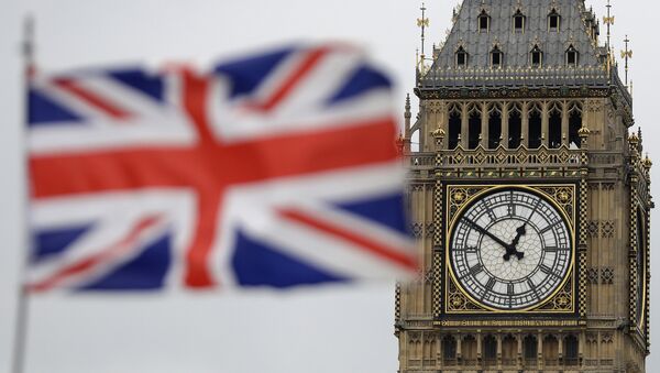 British Union flag waves in front of the Elizabeth Tower at Houses of Parliament containing the bell know as Big Ben in central London - Sputnik Afrique