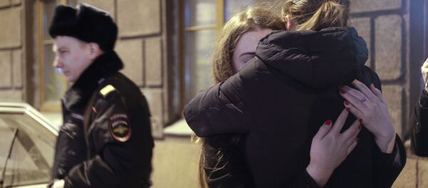 Девушки у станции метро Технологический институт в Санкт-Петербурге - Sputnik Afrique