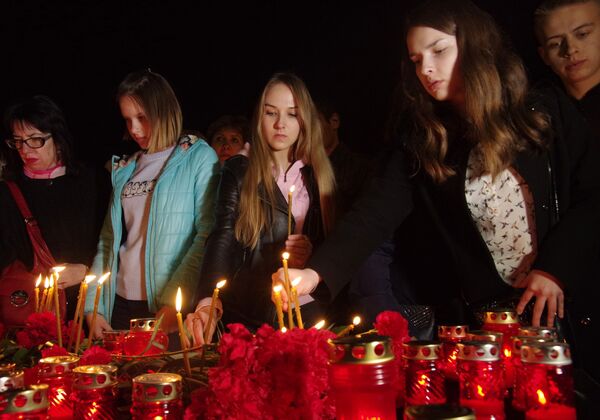 Des fleurs et des bougies en mémoire des morts dans le métro de Saint-Pétersbourg - Sputnik Afrique