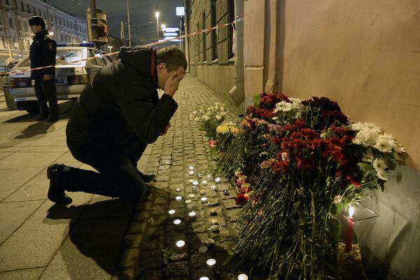 Des fleurs et des bougies en mémoire des morts dans le métro de Saint-Pétersbourg - Sputnik Afrique