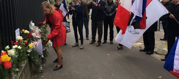 Des fleurs et des bougies en mémoire des morts dans le métro de Saint-Pétersbourg - Sputnik Afrique