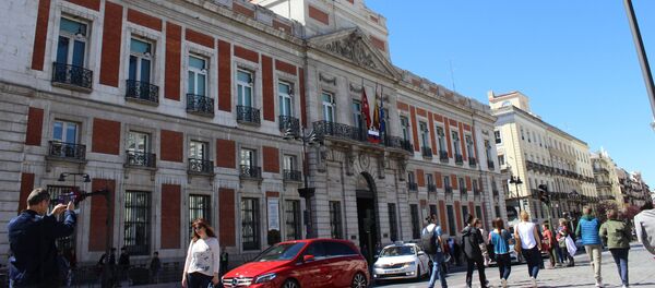 На центральной площади Мадрида вывесили флаг РФ в память о жертвах взрыва в Петербурге - Sputnik Afrique