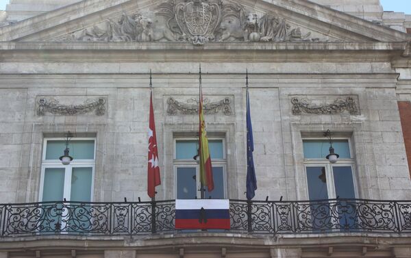 Un drapeau russe érigé à Madrid en hommage aux victimes de l’attentat de Saint-Pétersbourg - Sputnik Afrique