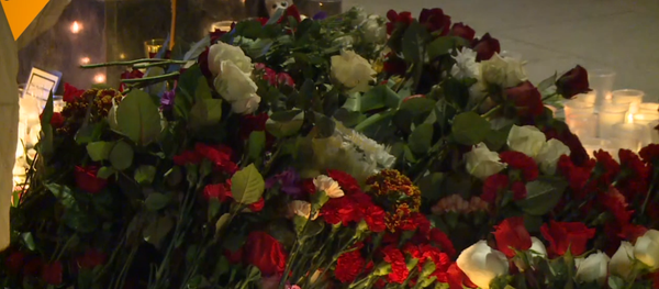 Les gens déposent des fleurs en mémoire des victimes de l’explosion de Saint-Pétersbourg - Sputnik Afrique
