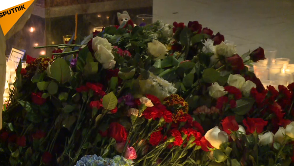Les gens déposent des fleurs en mémoire des victimes de l’explosion de Saint-Pétersbourg - Sputnik Afrique