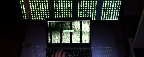 Строчки с цифрами на экранах компьютера и ноутбука. - Sputnik Afrique