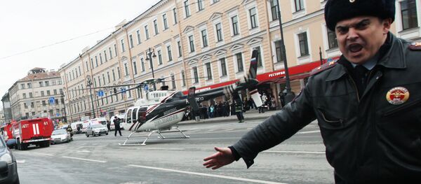 Сотрудник полиции у станции метро Технологический институт в Санкт-Петербурге, где произошел взрыв. - Sputnik Afrique