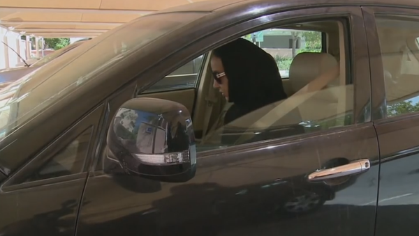 Dozens of Saudi women defy female driving ban - Sputnik Afrique