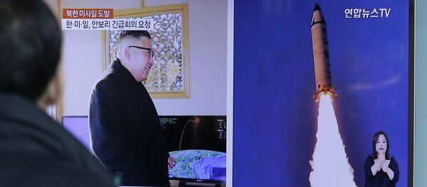 A man watches a TV news program showing photos published in North Korea's Rodong Sinmun newspaper of North Korea's Pukguksong-2 missile launch and North Korean leader Kim Jong Un at Seoul Railway Station in Seoul, South Korea, Monday, Feb. 13, 2017 - Sputnik Afrique