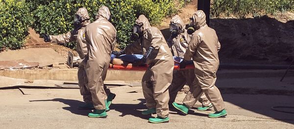 In this photo taken on Tuesday, April 4, 2017 and made available Wednesday, April 5, Turkish experts carry a victim of alleged chemical weapons attacks in Syrian city of Idlib - Sputnik Afrique