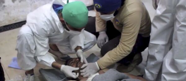 Victim of a suspected chemical attack as he receives treatment at a makeshift hospital, in the town of Khan Sheikhoun, northern Idlib province, Syria - Sputnik Afrique