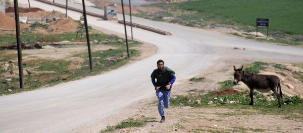 Un médico sirio corriendo durante un ataque al hospital en Idlib - Sputnik Afrique