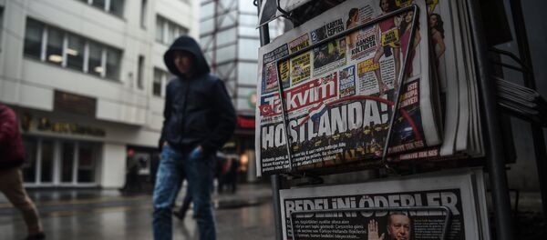 Une personne passe devant un kiosque de journaux montrant ses premières pages portant les titres concernant les tensions diplomatiques entre la Turquie et les Pays-Bas, exposées à Istanbul le 13 mars 2017 - Sputnik Afrique