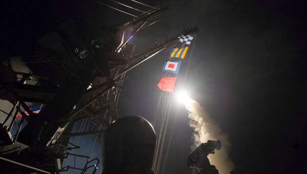 U.S. Navy guided-missile destroyer USS Ross (DDG 71) fires a tomahawk land attack missile in Mediterranean Sea which U.S. Defense Department said was a part of cruise missile strike against Syria on April 7, 2017. - Sputnik Afrique