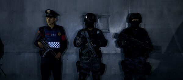 Police stand guard outside the entrance gate to the airport hangar of Mexico's Attorney General office, in Mexico City, during the arrival of drug lord Hector El Guero Palma, Wednesday, June 15, 2016 - Sputnik Afrique